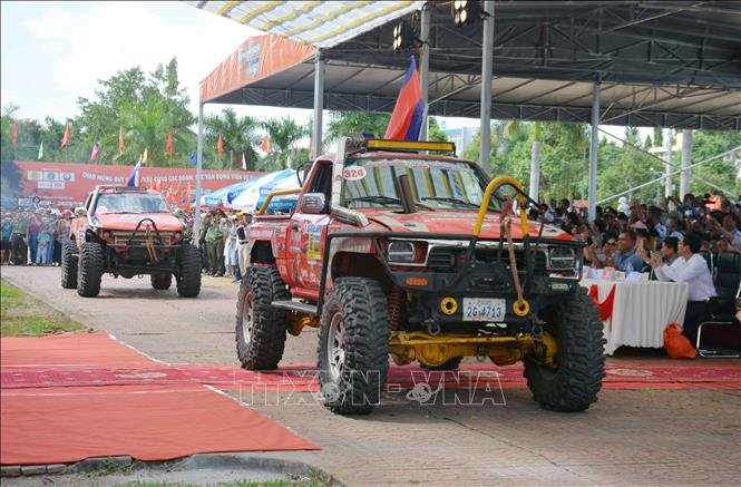 More than 80 domestic and international teams are taking part in a off-road car racing tournament in Buon Don district, the Central Highlands province of Dak Lak, which opens on August 13. VNA Photo: Hoài Thu