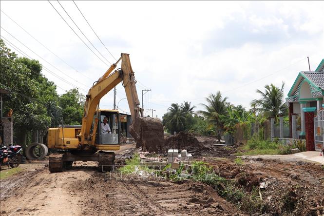 Trong ảnh: Thi công hạ tầng đường B2 trên địa bàn phường 5, thị xã Cai Lậy (Tiền Giang). Ảnh: Minh Trí - TTXVN