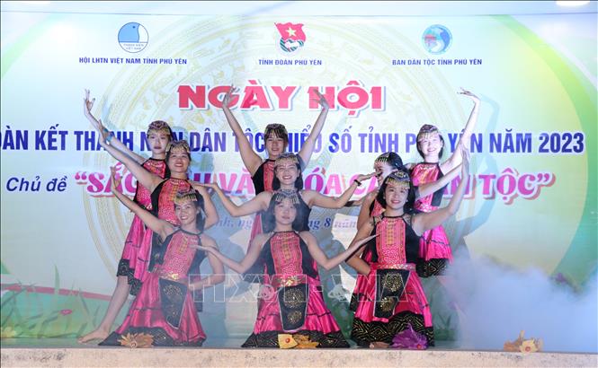 Trong ảnh: Tiết mục múa truyền thống của người Tày tại Phú Yên. Ảnh: Tường Quân – TTXVN