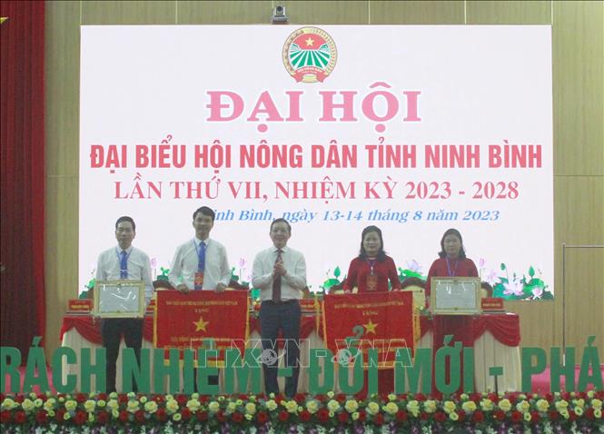Trong ảnh: Uỷ viên Trung ương Đảng, Bí thư Đảng đoàn, Chủ tịch Ban Chấp hành Trung ương Hội Nông dân Việt Nam Lương Quốc Đoàn tặng Cờ thi đua, Bằng khen cho 4 tập thể đã hoàn thành xuất sắc nhiệm vụ công tác Hội và phong trào nông dân nhiệm kỳ 2018 - 2023. Ảnh: Thùy Dung - TTXVN