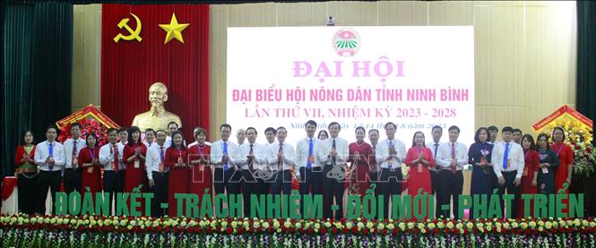 Trong ảnh: Ban Chấp hành Hội Nông dân tỉnh Ninh Bình khóa VII, nhiệm kỳ 2023-2028, gồm 31 người ra mắt tại Đại hội. Ảnh: Thùy Dung - TTXVN