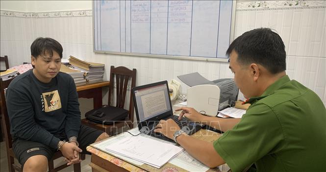 Trong ảnh: Đối tượng Nguyễn Trung Trạng tại cơ quan Công an. Ảnh: TTXVN phát