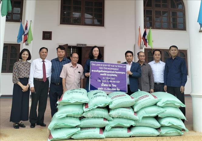  Đoàn Tổng lãnh sự quán Việt Nam tại Savannakhet trao quà hỗ trợ cho tỉnh Bolykhamxay (Lào). Ảnh: TTXVN phát