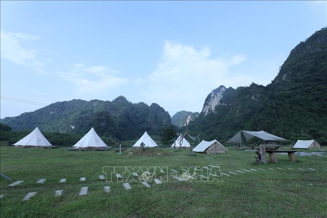 Trong ảnh: Khu cắm trại Michi Camp nằm cạnh hồ Nong Dùng tại thôn Tân Lai, xã Hữu Liên (Hữu Lũng, Lạng Sơn). Ảnh: Anh Tuấn – TTXVN