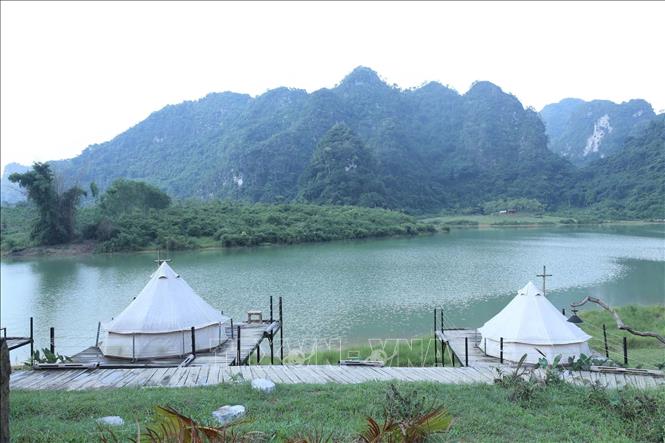 Trong ảnh: Khu cắm trại Michi Camp nằm cạnh hồ Nong Dùng tại thôn Tân Lai, xã Hữu Liên (Hữu Lũng, Lạng Sơn). Ảnh: Anh Tuấn – TTXVN