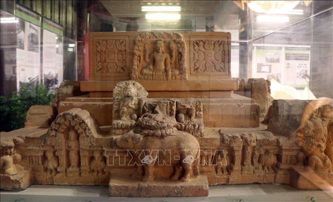 Trong ảnh: Bệ thờ Vân Trạch Hòa được công nhận bảo vật quốc gia năm 2015, hiện đang được trưng bày tại Quốc Tử Giám nhà Nguyễn ở thành phố Huế. Ảnh: Đỗ Trưởng - TTXVN