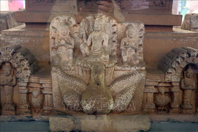 Trong ảnh: Bệ thờ Vân Trạch Hòa được công nhận bảo vật quốc gia năm 2015, hiện đang được trưng bày tại Quốc Tử Giám nhà Nguyễn ở thành phố Huế. Ảnh: Đỗ Trưởng - TTXVN