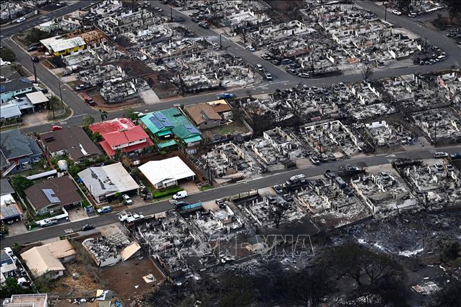 Nhiều ngôi nhà bị thiêu rụi trong thảm họa cháy rừng tại Lahaina, Hawaii, Mỹ, ngày 10/8/2023. Ảnh: AFP/TTXVN