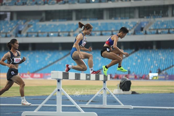 VĐV Nguyễn Thị Oanh (561) thi đấu nội dung chạy vượt chướng ngại vật 3000m nữ tại SEA Games 32. Ảnh: Minh Quyết – TTXVN