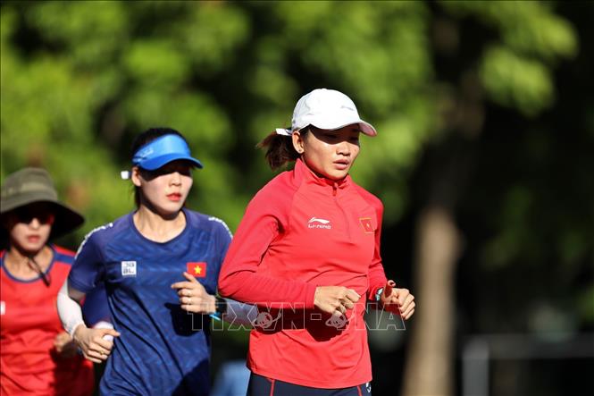VĐV Nguyễn Thị Oanh cùng đồng đội tại tuyển Điền kinh quốc gia đang nỗ lực tập luyện, chuẩn bị cho những giải đấu sắp tới. Ảnh: Minh Quyết – TTXVN