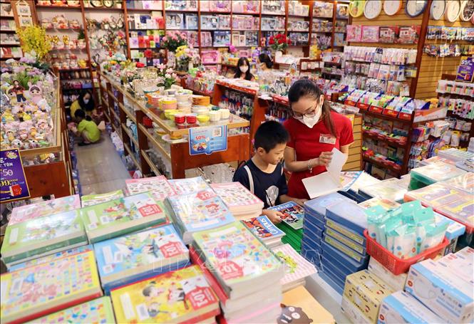 Pupils and parents prepare stationery for a new school year. VNA Photo: Thanh Tùng
