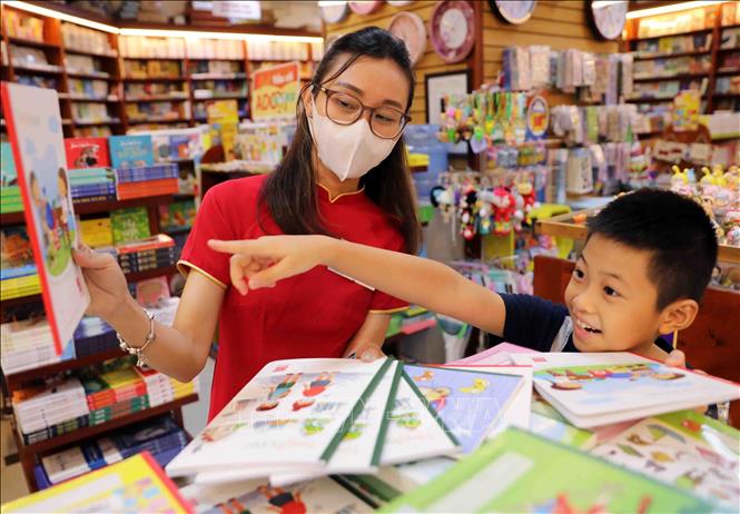 Pupils and parents prepare stationery for a new school year. VNA Photo: Thanh Tùng