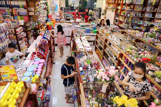 Pupils and parents prepare stationery for a new school year. VNA Photo: Thanh Tùng