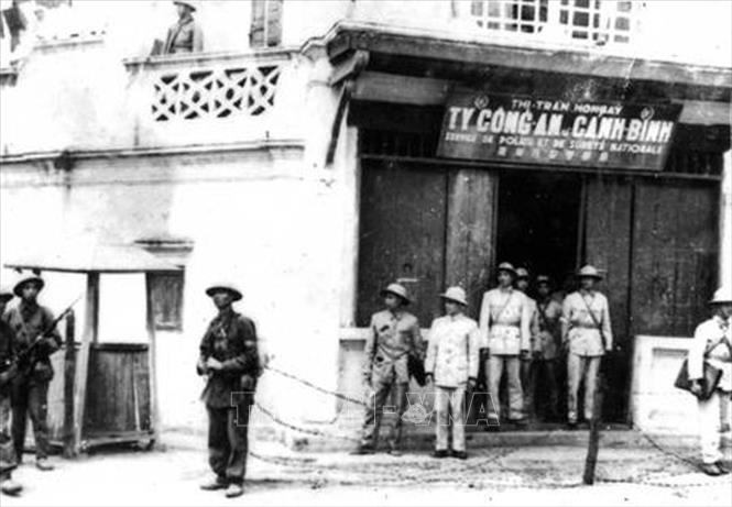 Quân đội và Công an Việt Nam chiếm lĩnh Ty Công an – Cảnh binh của Pháp trong ngày tiếp quản Khu mỏ Hòn Gai, Hải Phòng (24/4/1955). Ảnh: TTXVN