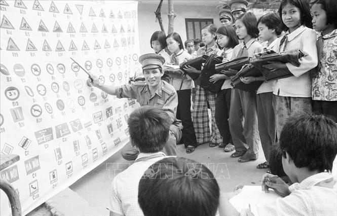 Cảnh sát giao thông quận Ba Đình (Hà Nội) phổ biến luật giao thông cho học sinh trường Tiểu học Chu Văn An (1982). Ảnh: Xuân Lâm – TTXVN