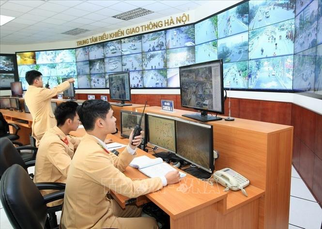 Cảnh sát giao thông làm nhiệm vụ tại Trung tâm điều khiển giao thông Hà Nội. Ảnh: Doãn Tấn - TTXVN