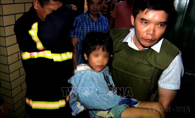 Công an thị xã Từ Sơn, tỉnh Bắc Ninh giải cứu thành công cháu Vũ Đặng N.A, 6 tuổi, ở khu phố Tân Lập, phường Đình Bảng, thị xã Từ Sơn, bị bố đẻ Đặng Trung Kiên bạo hành (5/9/2020). Ảnh: TTXVN phát