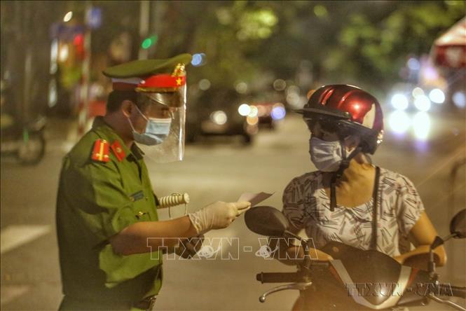 Nhằm siết chặt công tác phòng, chống dịch COVID-19, Công an quận Hoàn Kiếm (Hà Nội) triển khai tổ công tác đặc biệt, hoạt động linh hoạt trên nhiều tuyến phố cổ để kiểm soát 100% người và phương tiện lưu thông trên địa bàn quận. Ảnh: Tuấn Đức - TTXVN