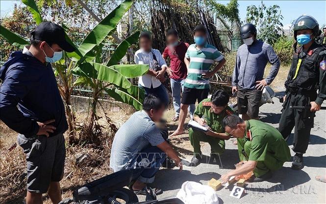 Cơ quan An ninh điều tra, Công an tỉnh An Giang tổ chức khám nghiệm hiện trường vụ vận chuyển trái phép 51kg vàng 9999 qua biên giới. Ảnh: TTXVN phát