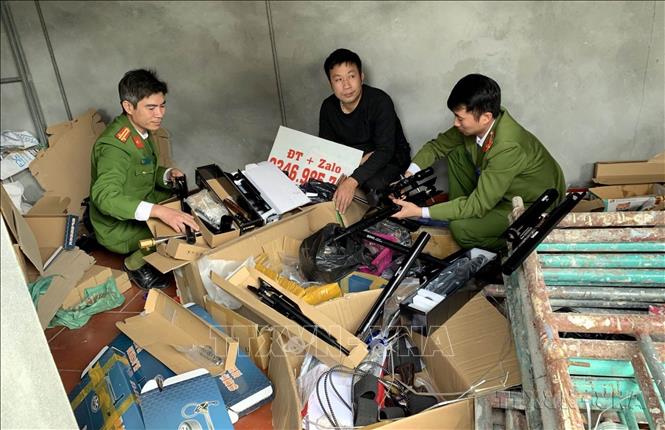 Công an huyện Tân Yên (Bắc Giang) bắt đối tượng tàng trữ, mua bán hàng nghìn linh kiện, cụm chi tiết linh kiện để lắp ráp súng hơi khí nén và hàng nghìn viên đạn chì. Ảnh: TTXVN phát