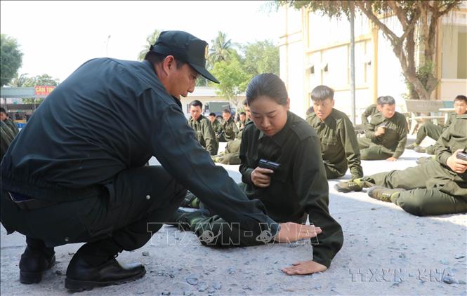 Dù điều kiện thời tiết khắc nghiệt, môi trường huấn luyện nghiêm khắc, các chiến sĩ công an mới nhập ngũ vẫn tích cực luyện tập tại Tiểu đoàn Cảnh sát Cơ động số 3 thuộc Trung đoàn Cảnh sát Cơ động Đông Nam Tp. Hồ Chí Minh. Ảnh: Bùi Giang - TTXVN