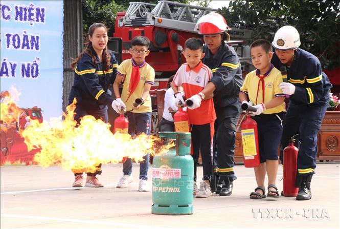 Chiến sĩ Cảnh sát PCCC, Công an tỉnh Bắc Ninh hướng dẫn học sinh tham gia trải nghiệm 