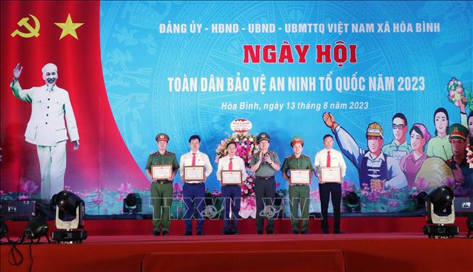 Khen thưởng các tập thể, cá nhân có thành tích xuất sắc trong công tác xây dựng phong trào Toàn dân bảo vệ an ninh Tổ quốc 2023 của xã Hòa Bình (Hải Phòng). Ảnh: Hoàng Ngọc - TTXVN
