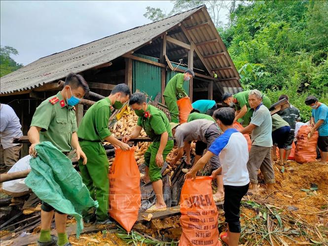 Công an huyện Na Hang (Tuyên Quang) hỗ trợ người dân thôn Khau Phiêng di dời tài sản do ảnh hưởng bởi mưa lũ và sạt lở đất (2021). Ảnh: Nam Sương - TTXVN