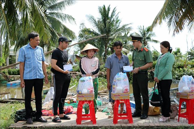 Đoàn viên thanh niên Công an tỉnh Kiên Giang hỗ trợ người dân có nhà bị sập, tốc mái tại xã Thủy Liễu, huyện Gò Quao. Ảnh: TTXVN phát