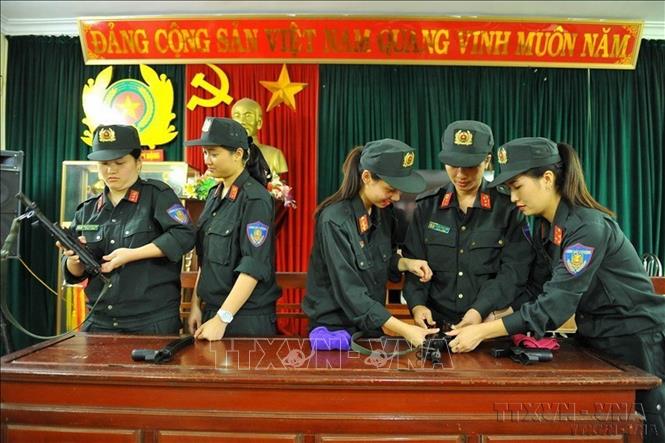 Nữ chiến sĩ CSCĐ, Công an tỉnh Ninh Bình hăng say luyện tập và hoàn thành xuất sắc các bài tập. Ảnh: Minh Đức-TTXVN. 