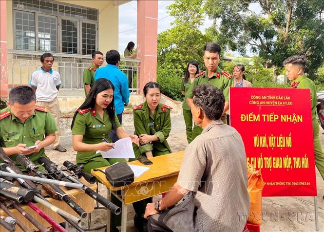 Người dân huyện Ea H’leo, tỉnh Đắk Lắk hưởng ứng chương trình đổi gạo lấy vũ khí, vật liệu nổ, công cụ hỗ trợ và pháo, do Công an huyện Ea H’leo tổ chức. Ảnh: TTXVN phát