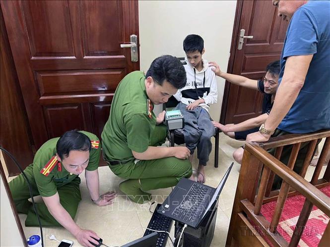 Công an xã Hồng Phong (Hải Phòng) hỗ trợ làm căn cước công dân cho người tàn tật. Ảnh: Hoàng Ngọc - TTXVN