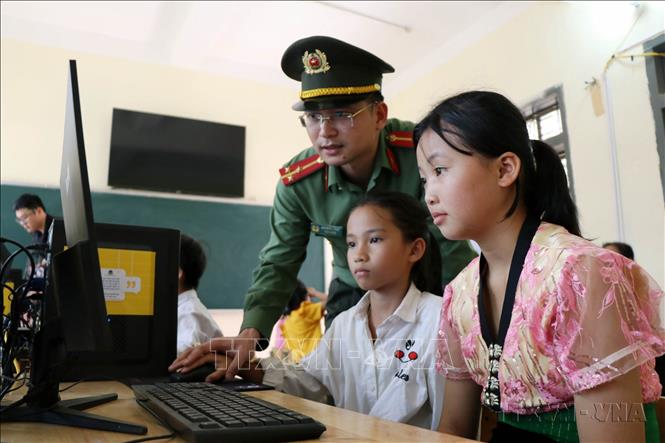 Đoàn viên Công an tỉnh Sơn La hướng dẫn học sinh sử dụng máy tính trong “Chiến dịch tình nguyện hè năm 2023”. Ảnh: Hữu Quyết - TTXVN