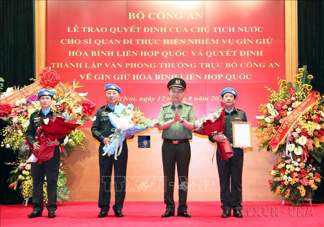 Đại tướng Tô Lâm, Bộ trưởng Bộ Công an trao quyết định thành lập Văn phòng Thường trực Bộ Công an về gìn giữ hòa bình Liên hợp quốc (2022). Ảnh: Phạm Kiên - TTXVN