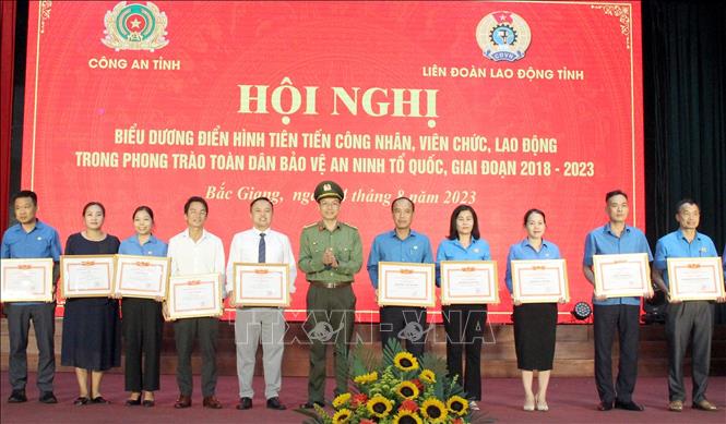 Giám đốc Công an tỉnh Bắc Giang Nguyễn Quốc Toản tặng Giấy khen cho các điển hình tiên tiến trong phong trào toàn dân bảo vệ an ninh Tổ quốc, giai đoạn 2018-2023. Ảnh: Đồng Thúy-TTXVN
