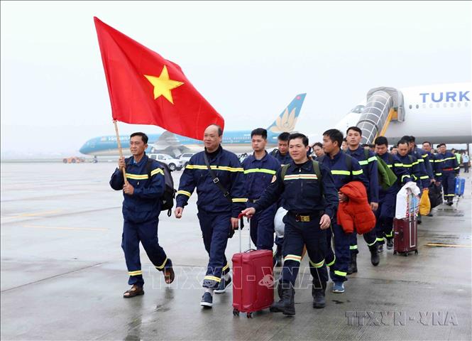 Đội tìm kiếm cứu nạn và cứu hộ Bộ Công an hoàn thành nhiệm vụ tại Thổ Nhĩ Kỳ, về đến sân bay quốc tế Nội Bài. Việc đưa lực lượng Quân đội, Công an tham gia cứu trợ thảm họa và hỗ trợ nhân đạo nạn nhân động đất tại Thổ Nhĩ Kỳ (2/2023) thể hiện tầm vóc, vị thế của đất nước, tinh thần Việt Nam là thành viên tích cực, có trách nhiệm với cộng đồng quốc tế. Ảnh: Phạm Kiên - TTXVN