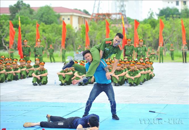 Phần thi võ thuật tình huống của Công an tỉnh Vĩnh Phúc tại Hội thi điều lệnh, bắn súng, võ thuật CAND lần thứ 5, năm 2019. Ảnh: Minh Đức - TTXVN