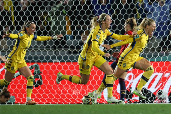 Tiền đạo tuyển Thụy Điển Rebecca Blomkvist (phải) ăn mừng bàn gỡ hòa 1-1 cùng đồng đội trong trận đấu. Ảnh: AFP/TTXVN