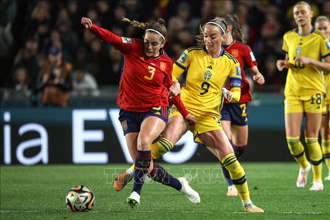 Pha đeo bám của tiền vệ Thụy Điển Kosovare Asllani (số 9) với tiền vệ Tây Ban Nha Teresa Abelleira (số 3). Ảnh: AFP/TTXVN