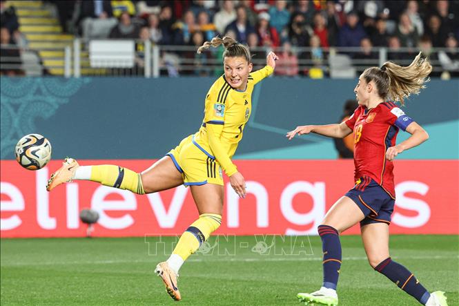 Tiền vệ Thụy Điển Johanna Kaneryd (trái) nhả bóng trước sự cản phá của hậu vệ Tây Ban Nha Olga Carmona. Ảnh: AFP/TTXVN