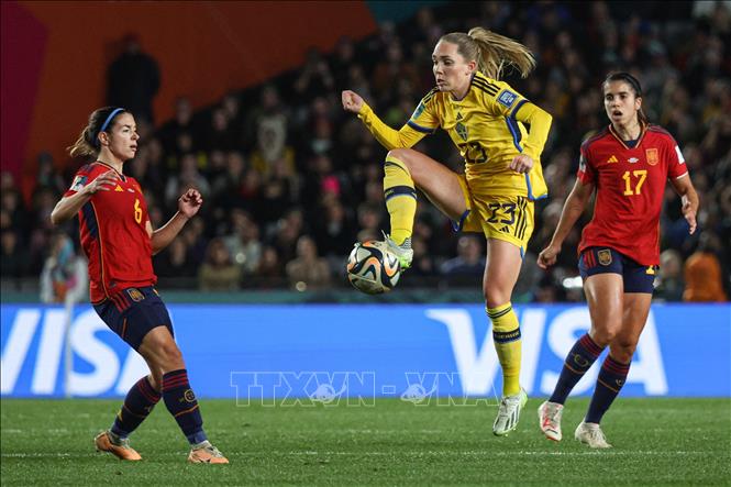 Tiền vệ Thụy Điển Elin Rubensson (số 23) nỗ lực kiểm soát bóng trước các tuyển thủ Tây Ban Nha. Ảnh: AFP/TTXVN