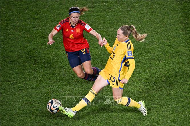Tiền vệ Tây Ban Nha Aitana Bonmati (trái) tranh bóng với đối thủ Thụy Điển Elin Rubensson trong trận đấu. Ảnh: AFP/TTXVN