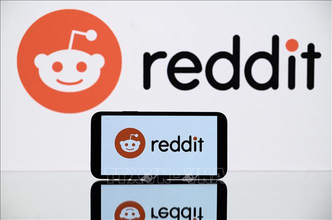 Biểu tượng của mạng xã hội Reddit trên màn hình máy tính bảng và điện thoại thông minh. Ảnh: AFP/TTXVN