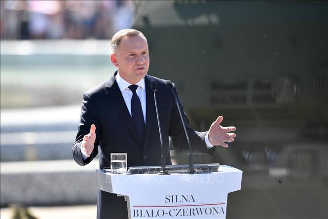 Tổng thống Ba Lan Andrzej Duda phát biểu tại lễ duyệt binh kỷ niệm Ngày Quân đội Ba Lan ở Vacsava ngày 15/8/2023. Ảnh: PAP/TTXVN