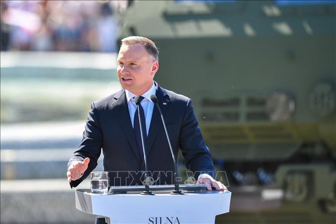 Tổng thống Ba Lan Andrzej Duda phát biểu tại lễ duyệt binh kỷ niệm Ngày Quân đội Ba Lan ở Vacsava ngày 15/8/2023. Ảnh: PAP/TTXVN