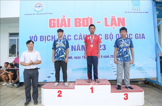 Ban Tổ chức trao giải các nội dung bơi - lặn cho vận động viên đạt giải. Ảnh: Giang Phương - TTXVN