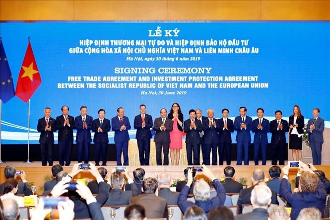 Sau thắng lợi của Cách mạng Tháng Tám, Việt Nam chủ động, tích cực hội nhập quốc tế toàn diện, sâu rộng, góp phần nâng cao vị thế và uy tín của mình trên trường quốc tế. Trong ảnh: Lễ ký Hiệp định Thương mại tự do và Hiệp định Bảo hộ đầu tư giữa Việt Nam và Liên minh châu Âu (EU) (EVFTA và EVIPA), 30/6/2019. Ảnh: Thống Nhất - TTXVN