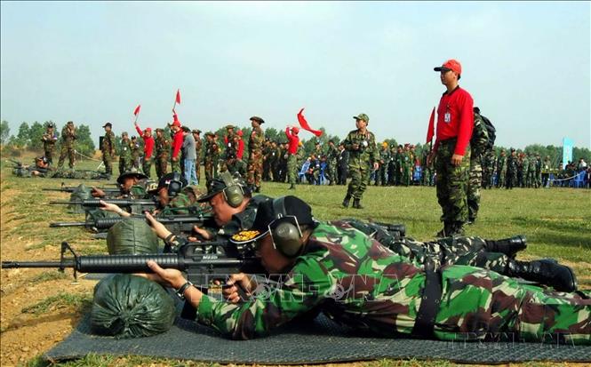 Các vận động viên tranh tài tại Giải bắn súng quân dụng Quân đội các nước ASEAN lần thứ 16, tổ chức tháng 12/2006 ở Trung tâm Huấn luyện quân sự Miếu Môn, Hà Nội. Ảnh: Việt Đức – TTXVN