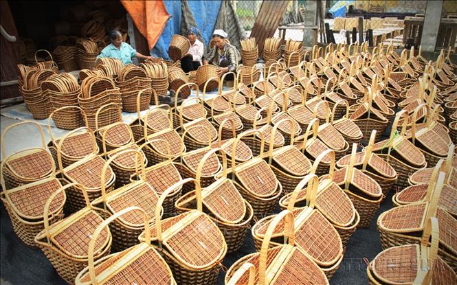 Sản xuất hàng mây tre đan xuất khẩu tại Công ty Mây tre đan xuất khẩu Hiền Lương (xã Phú Túc, huyện Phú Xuyên) xuất sang thị trường Nhật, Mỹ, Nha, Hàn Quốc, EU… Ảnh: Trọng Đạt - TTXVN