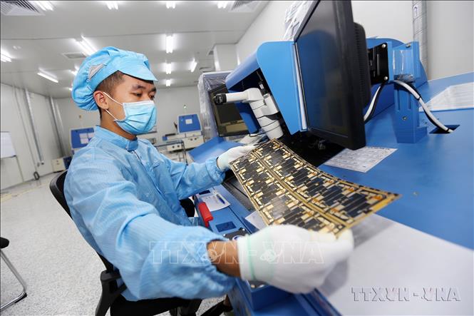 Dây chuyền sản xuất, kiểm tra các bản mạch điện tử dạng dẻo, nhiều lớp tích hợp tại khu công nghiệp Bình Xuyên II (Vĩnh Phúc). Công ty cung cấp mạch điện tử cho nhiều tập đoàn lớn như Samsung, LG, Apple và xuất khẩu sang nhiều nơi trên thế giới. Ảnh: Danh Lam - TTXVN